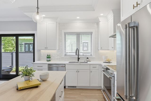 36 Loomis 302, Bedford, MA 01730