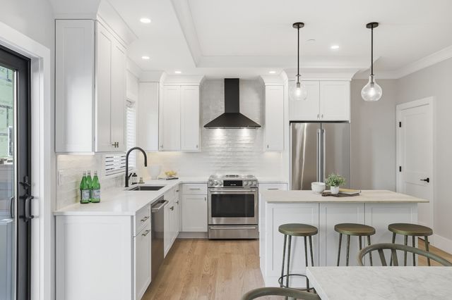 36 Loomis 302, Bedford, MA 01730