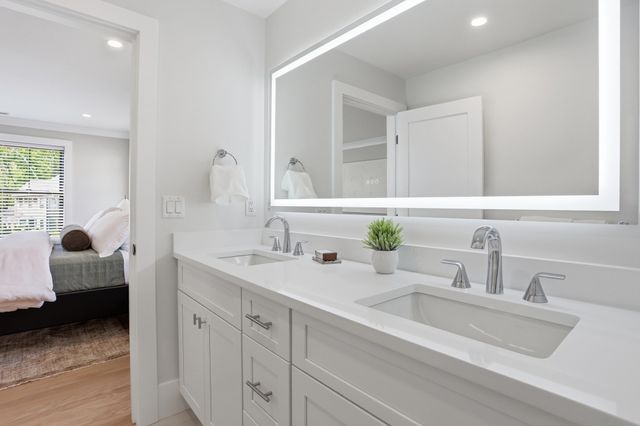 36 Loomis 302, Bedford, MA 01730