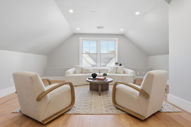 36 Loomis 302, Bedford, MA 01730