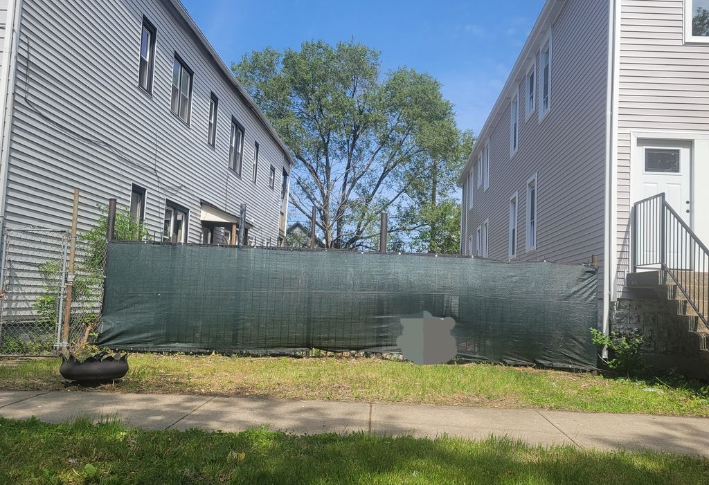 8415 S Mackinaw Avenue, Chicago, IL 60617