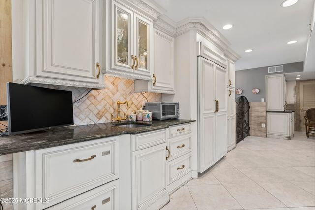13 Greenfield Road, Manalapan, NJ 07726
