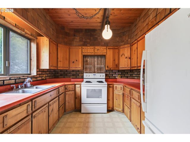 29374 FERNCREST Dr, Rainier, OR 97048