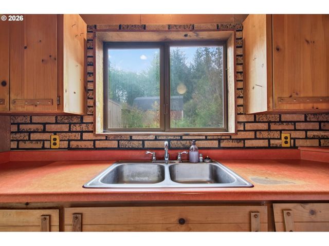 29374 FERNCREST Dr, Rainier, OR 97048