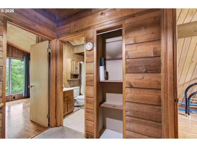 29374 FERNCREST Dr, Rainier, OR 97048