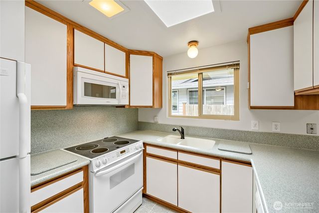 24806 10th Avenue S, Des Moines, WA 98198
