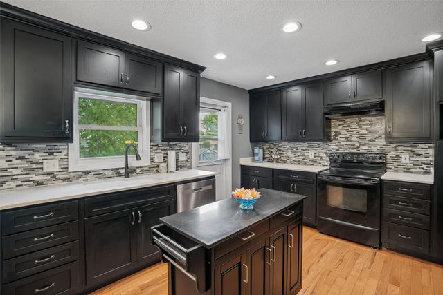 608 E 17th Street N, Newton, IA 50208