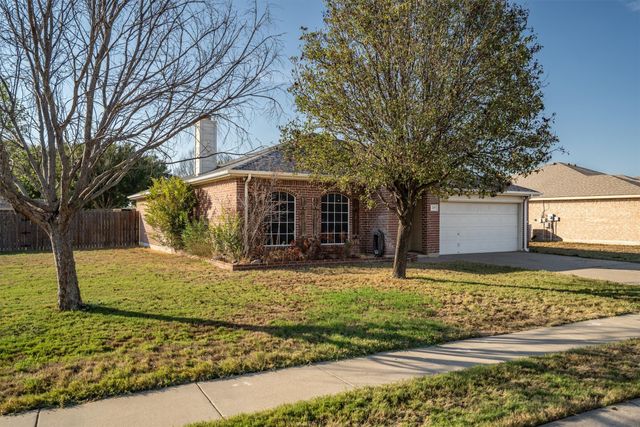 205 Saddlebrook Drive, Krum, TX 76249
