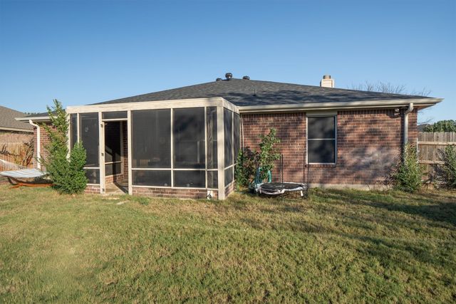 205 Saddlebrook Drive, Krum, TX 76249