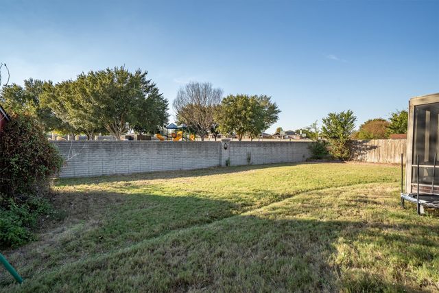 205 Saddlebrook Drive, Krum, TX 76249