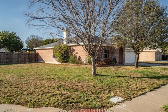 205 Saddlebrook Drive, Krum, TX 76249