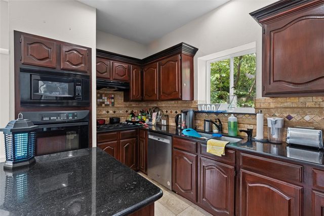 2136 Brownstone Court, Grapevine, TX 76051