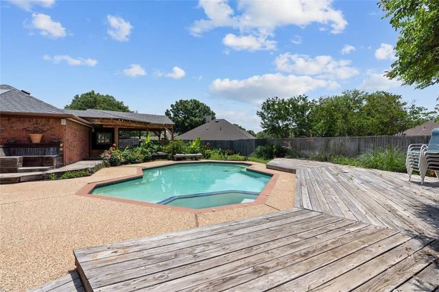 2136 Brownstone Court, Grapevine, TX 76051
