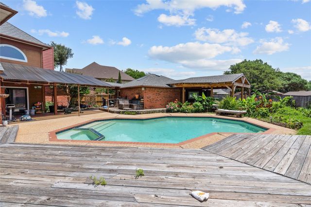 2136 Brownstone Court, Grapevine, TX 76051