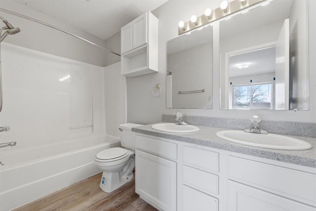 1323 W Nottingham Cir, Wichita, KS 67204