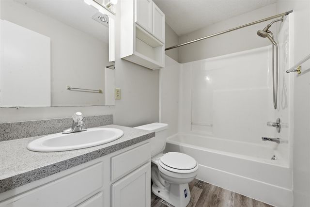 1323 W Nottingham Cir, Wichita, KS 67204