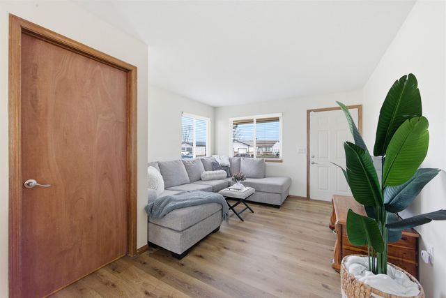 1323 W Nottingham Cir, Wichita, KS 67204