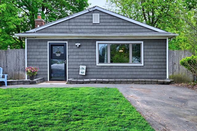 80 Saint Anns Avenue, Copiague, NY 11726