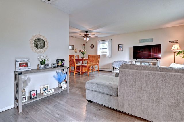 80 Saint Anns Avenue, Copiague, NY 11726