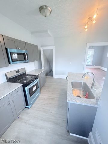 1284 W 85th Street, Cleveland, OH 44102