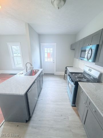 1284 W 85th Street, Cleveland, OH 44102