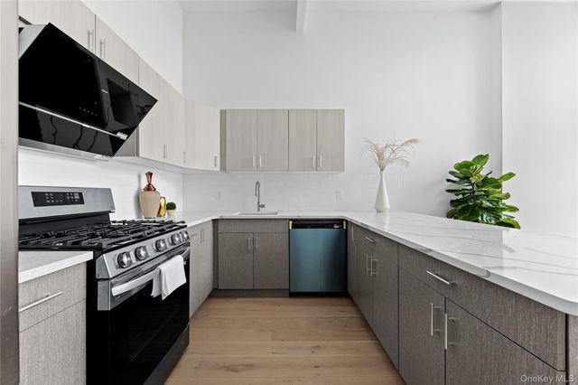 13119 Fowler Ave 8B, Flushing, NY 11355