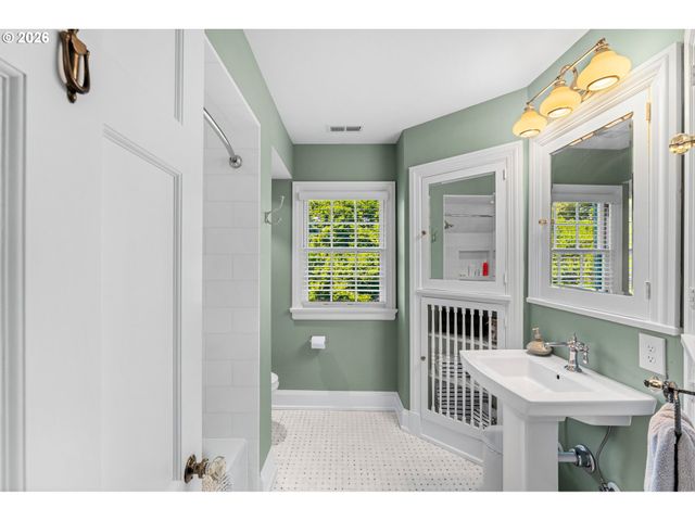 2840 Ne 21ST Ave, Portland, OR 97212