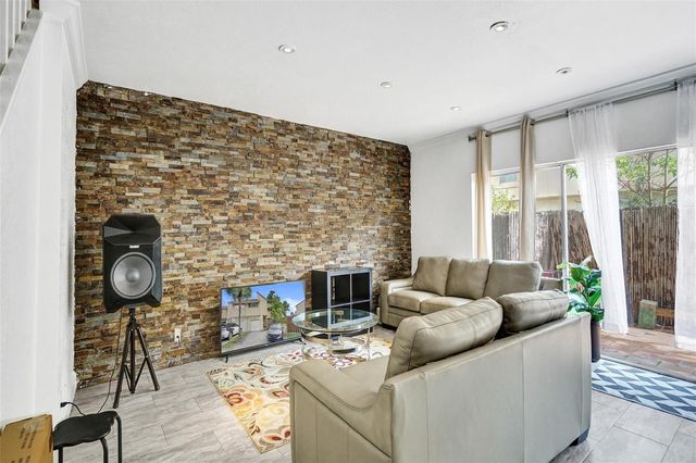 8226 NW 8th Place 6, Plantation, FL 33324