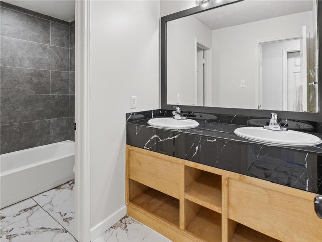 4418 W Thunderwood Circle, Fresno, TX 77545