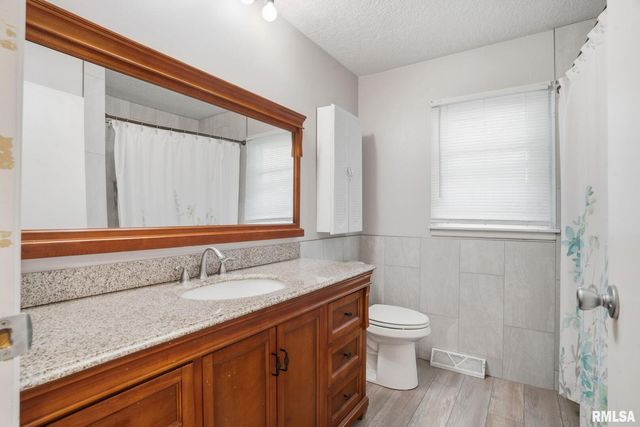 6887 COLONIAL Avenue, Bettendorf, IA 52722