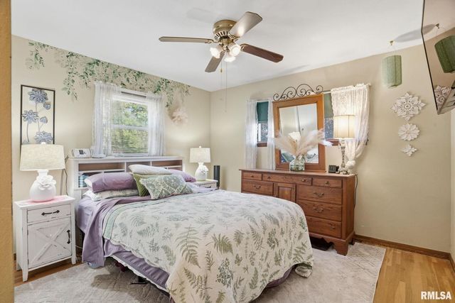 6887 COLONIAL Avenue, Bettendorf, IA 52722