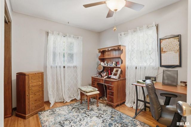 6887 COLONIAL Avenue, Bettendorf, IA 52722