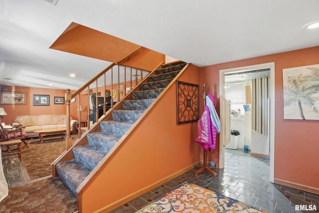 6887 COLONIAL Avenue, Bettendorf, IA 52722