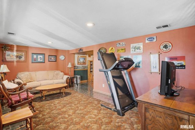 6887 COLONIAL Avenue, Bettendorf, IA 52722