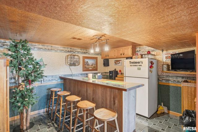 6887 COLONIAL Avenue, Bettendorf, IA 52722