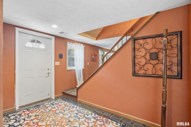 6887 COLONIAL Avenue, Bettendorf, IA 52722