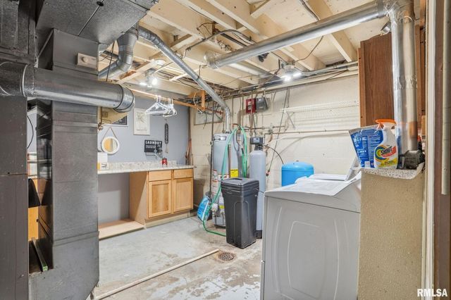 6887 COLONIAL Avenue, Bettendorf, IA 52722