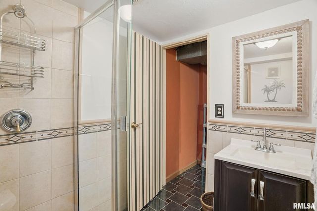 6887 COLONIAL Avenue, Bettendorf, IA 52722