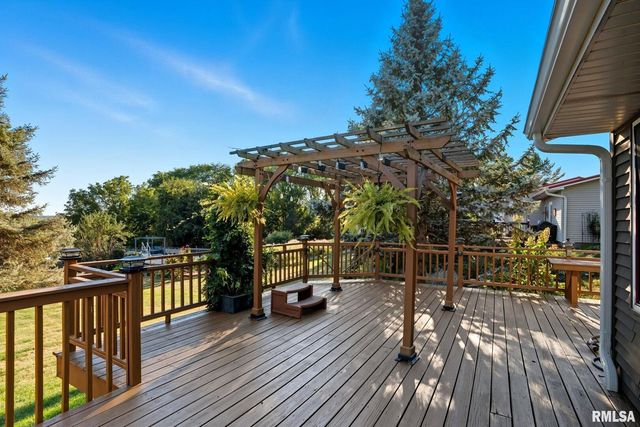 6887 COLONIAL Avenue, Bettendorf, IA 52722