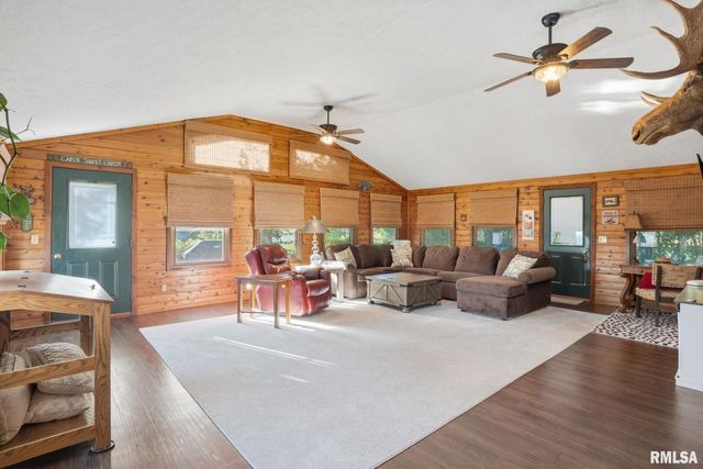 6887 COLONIAL Avenue, Bettendorf, IA 52722