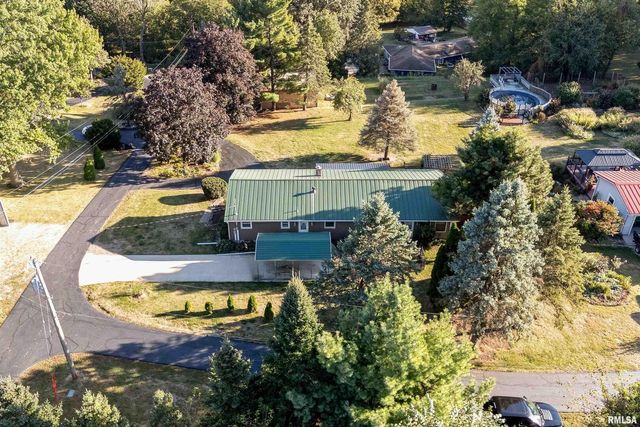 6887 COLONIAL Avenue, Bettendorf, IA 52722