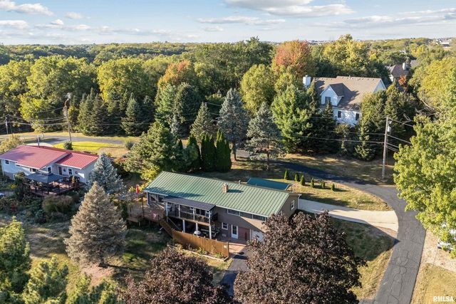 6887 COLONIAL Avenue, Bettendorf, IA 52722