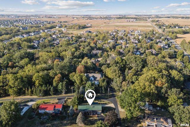 6887 COLONIAL Avenue, Bettendorf, IA 52722