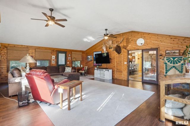 6887 COLONIAL Avenue, Bettendorf, IA 52722