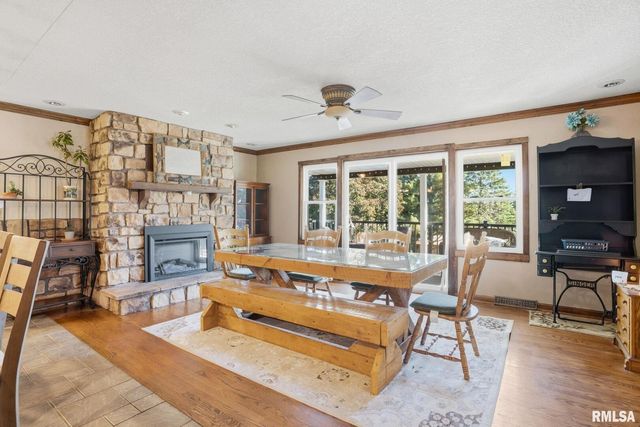 6887 COLONIAL Avenue, Bettendorf, IA 52722