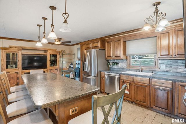 6887 COLONIAL Avenue, Bettendorf, IA 52722