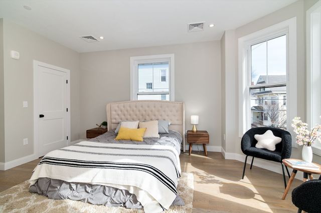 13 Arlington St B, Somerville, MA 02145