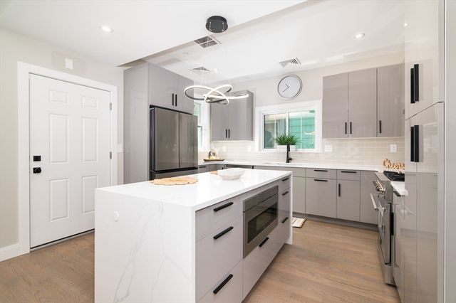 13 Arlington St B, Somerville, MA 02145
