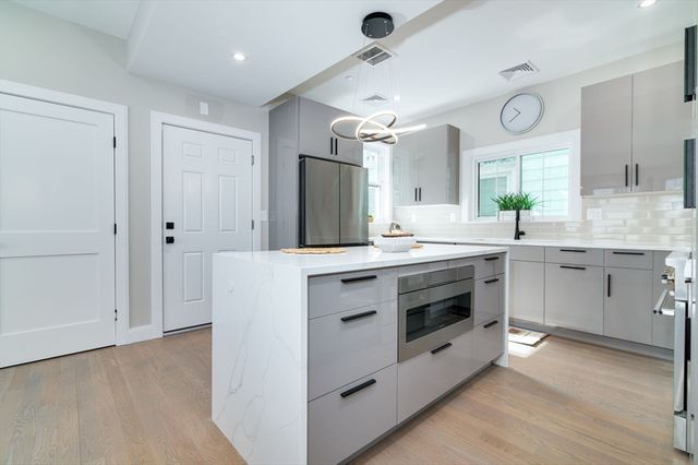 13 Arlington St B, Somerville, MA 02145