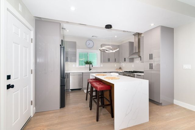 13 Arlington St B, Somerville, MA 02145